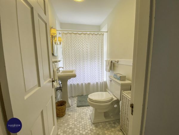 Cape Cod Home 995422
