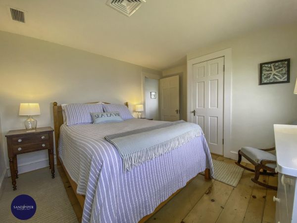 Cape Cod Home 995422