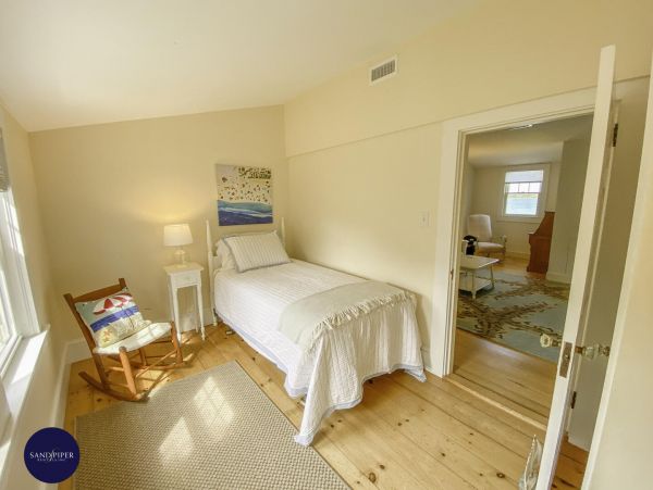 Cape Cod Home 995422