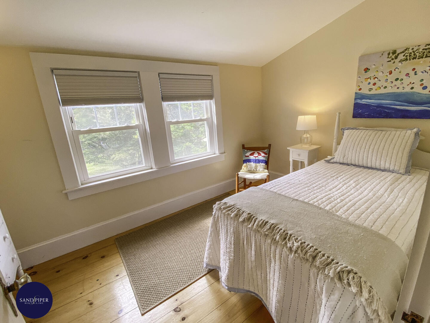 Cape Cod Home 995422