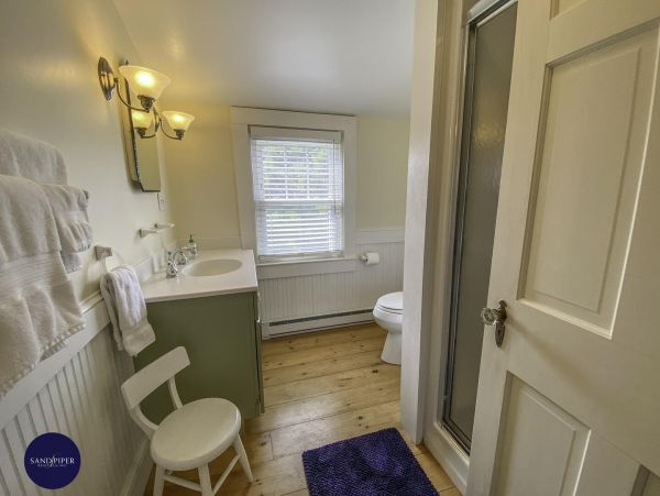 Cape Cod Home 995422