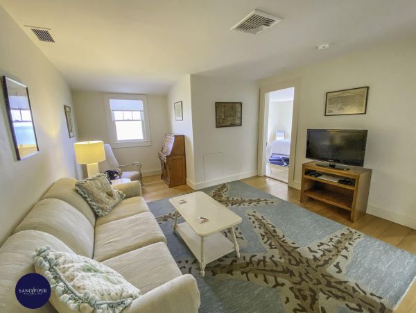 Cape Cod Home 995422