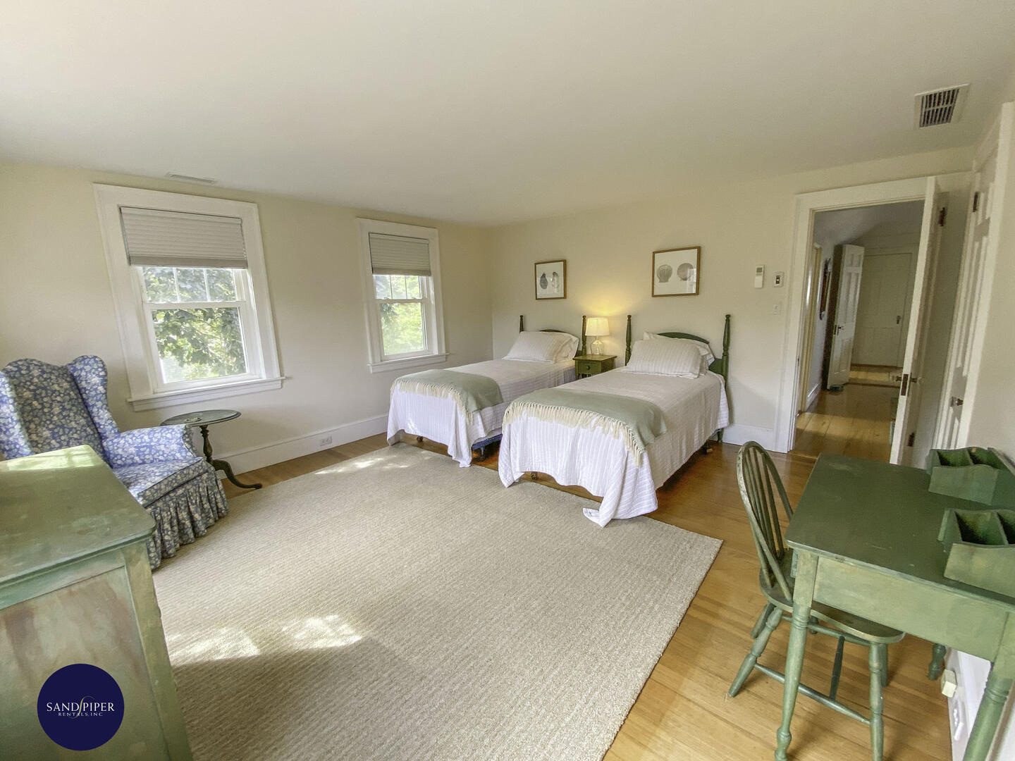 Cape Cod Home 995422