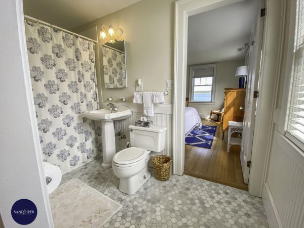 Cape Cod Home 995422