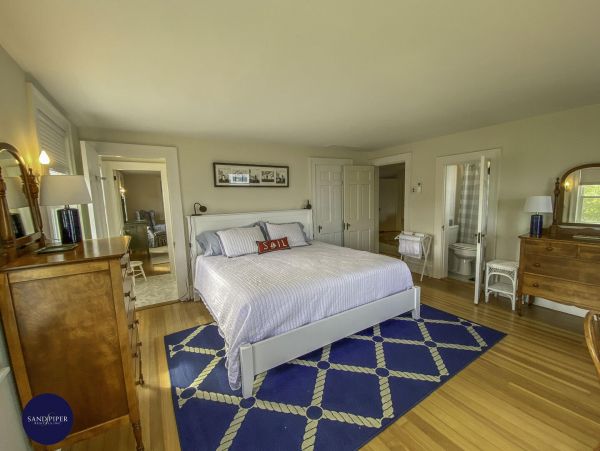 Cape Cod Home 995422