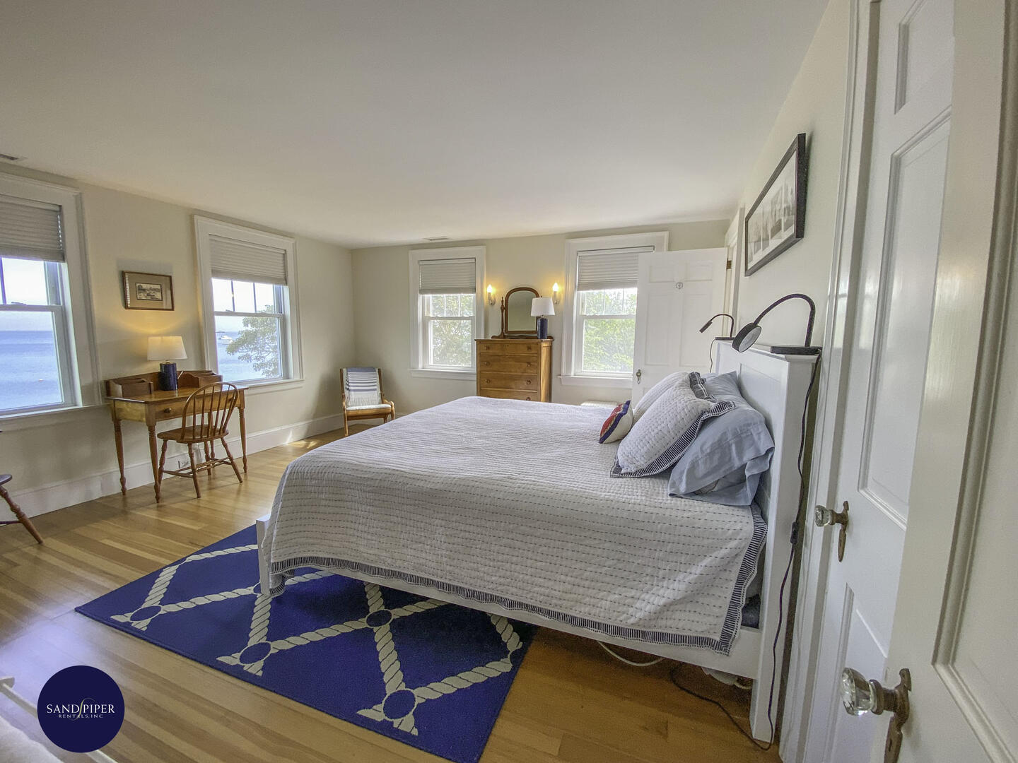 Cape Cod Home 995422