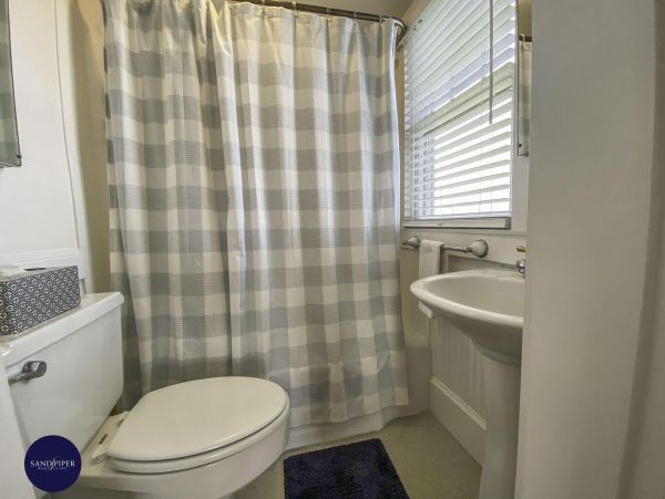 Cape Cod Home 995422