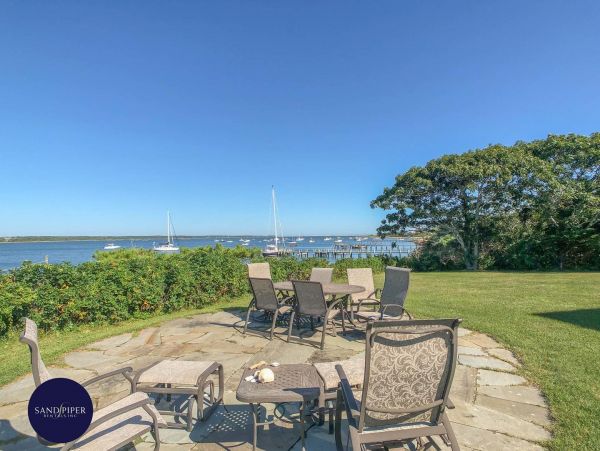Cape Cod Home 995422