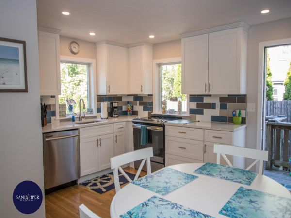 Cape Cod Home 995423
