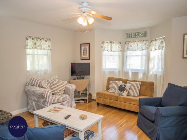 Cape Cod Home 995423
