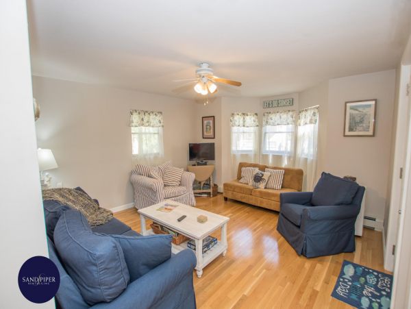 Cape Cod Home 995423