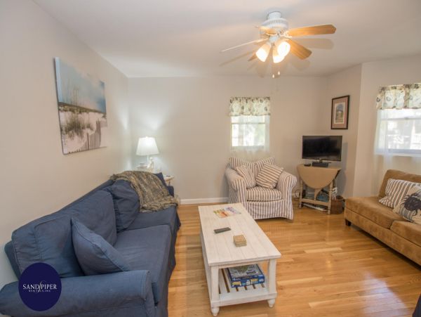 Cape Cod Home 995423