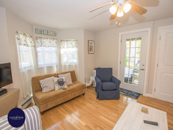 Cape Cod Home 995423