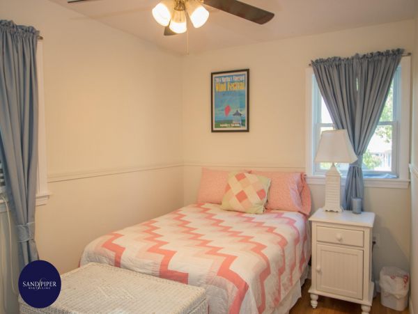 Cape Cod Home 995423
