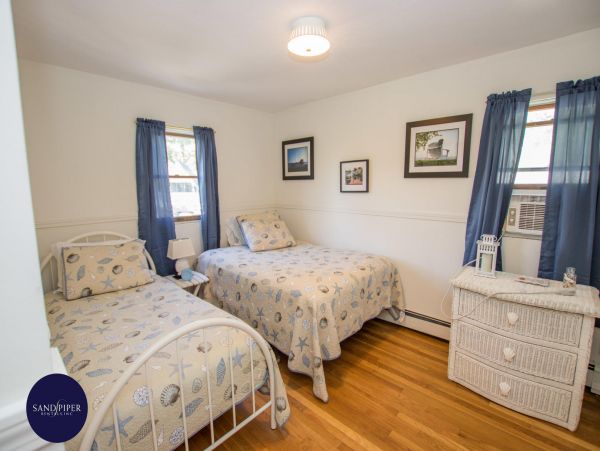 Cape Cod Home 995423
