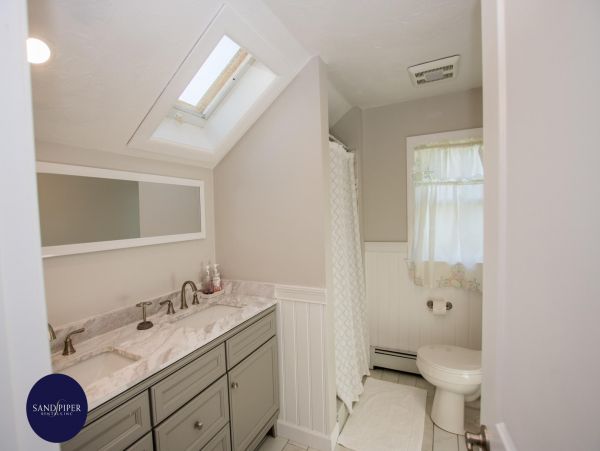 Cape Cod Home 995423