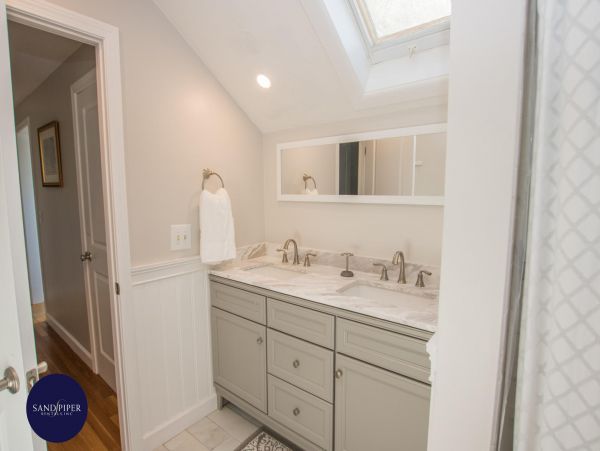 Cape Cod Home 995423