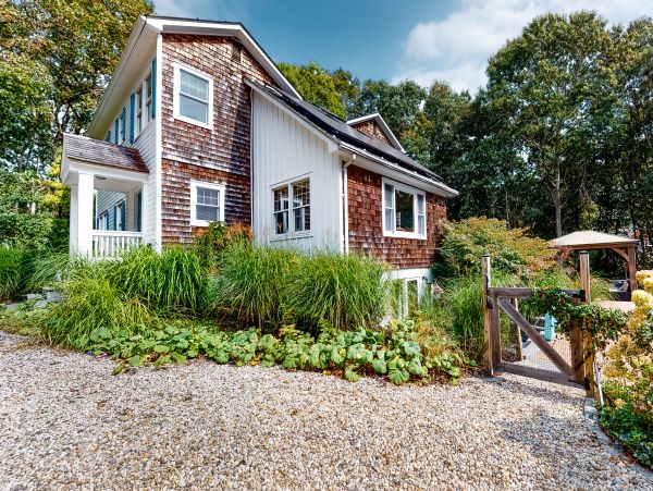 The Hamptons Four Bedroom Luxury Rental Vacation Pool Home