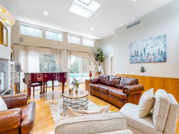 Gorgeous Vacation Home with Private Pool Sleeps 10 in East Hampton
