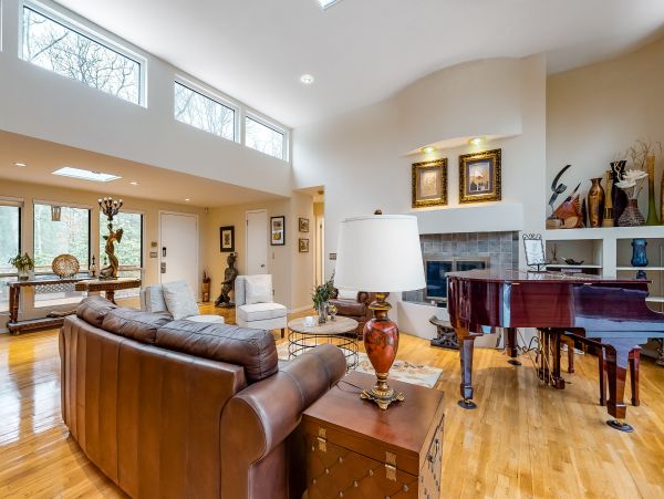 Gorgeous Vacation Home with Private Pool Sleeps 10 in East Hampton