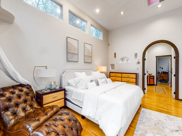 Gorgeous Vacation Home with Private Pool Sleeps 10 in East Hampton