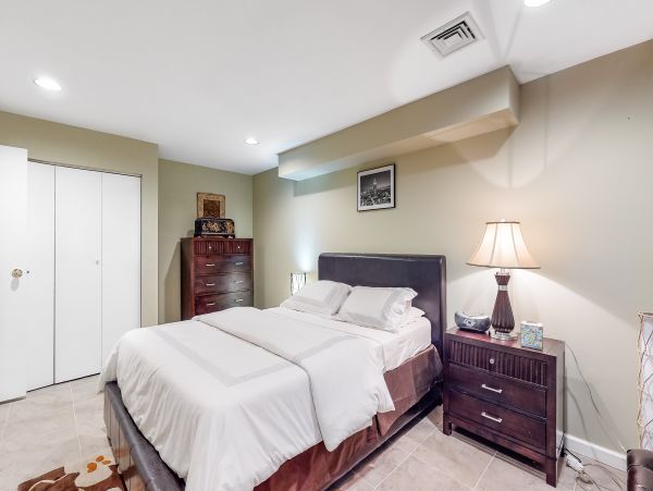 Gorgeous Vacation Home with Private Pool Sleeps 10 in East Hampton