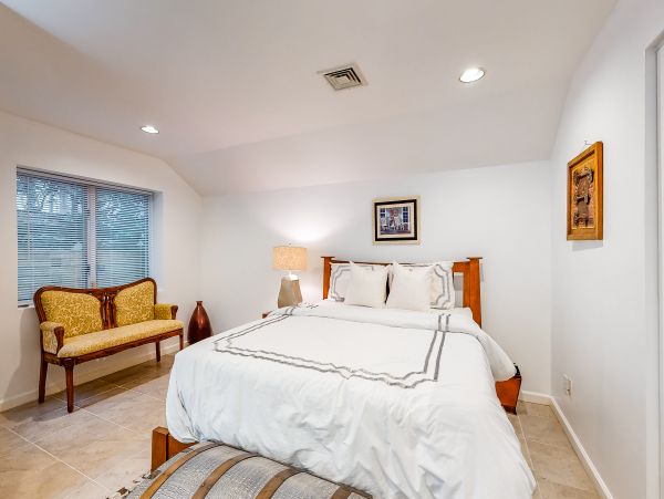 Gorgeous Vacation Home with Private Pool Sleeps 10 in East Hampton