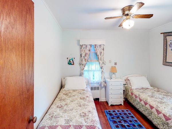 Southold Hamptons Charming Vacation Home 4 Guests