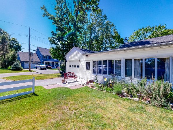 Southold Hamptons Charming Vacation Home 4 Guests