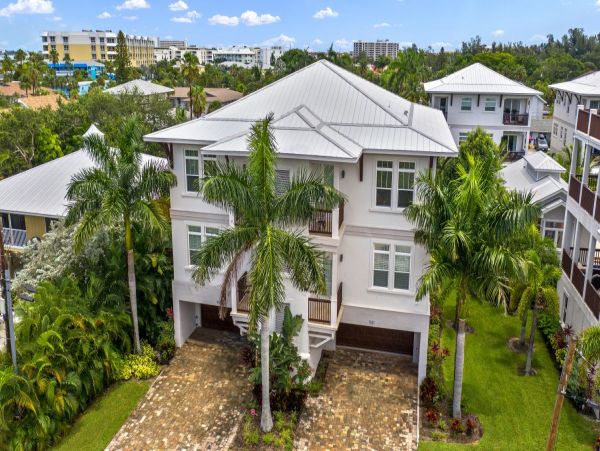 Beautiful & Spacious 3 Bedroom Home in Siesta Key Sleeps 10
