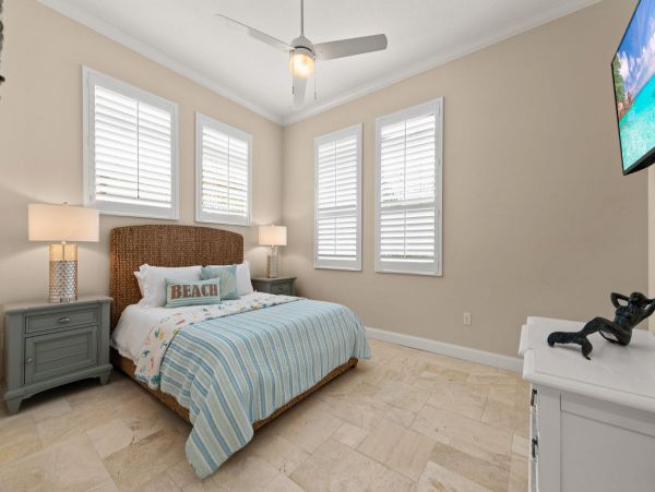 Beautiful & Spacious 3 Bedroom Home in Siesta Key Sleeps 10