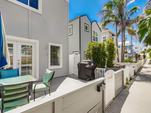 Lovely 4 Bedroom Rental with Charming Loft Sleeps 12 Guests