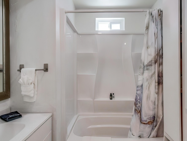 Lovely 4 Bedroom Rental with Charming Loft Sleeps 12 Guests