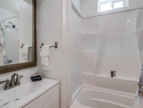 Lovely 4 Bedroom Rental with Charming Loft Sleeps 12 Guests