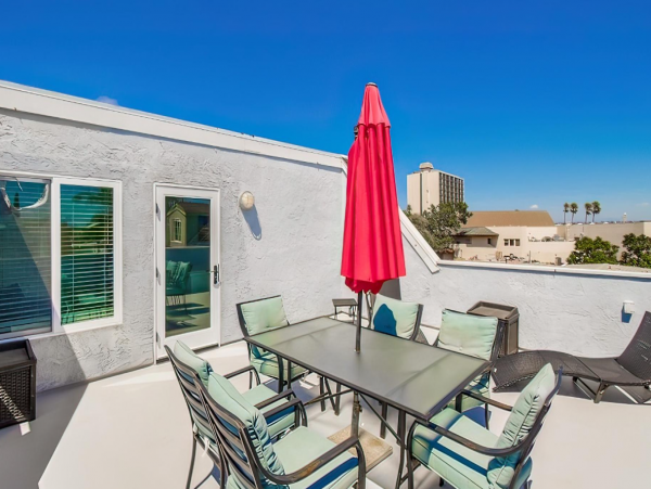 Lovely 4 Bedroom Rental with Charming Loft Sleeps 12 Guests
