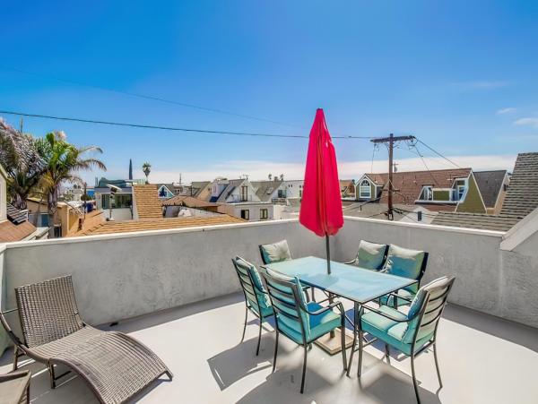 Lovely 4 Bedroom Rental with Charming Loft Sleeps 12 Guests