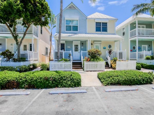 Friendly Townhouse with Private Hot Tub in Duck Key