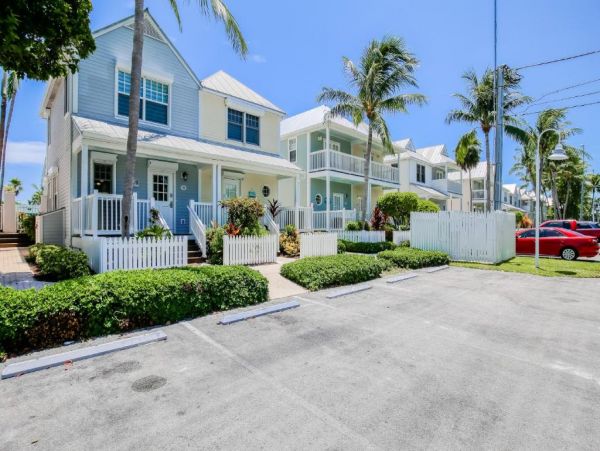 Friendly Townhouse with Private Hot Tub in Duck Key