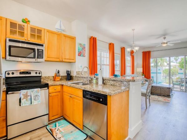 Friendly Townhouse with Private Hot Tub in Duck Key