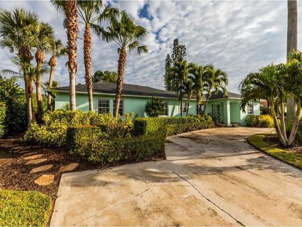 Three Bedrooms Golf Course Rental Home in Marco Island