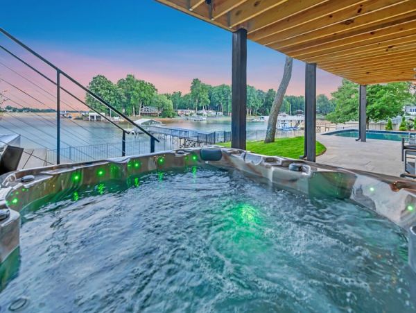 Luxurious Lakefront Vacation Home With Pool & Boat Dock