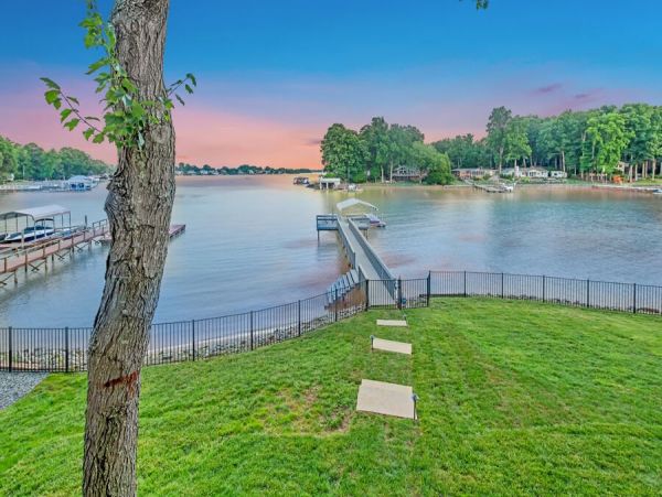 Luxurious Lakefront Vacation Home With Pool & Boat Dock