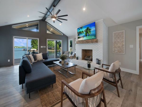 Luxurious Lakefront Vacation Home With Pool & Boat Dock