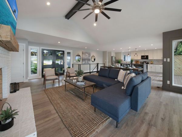 Luxurious Lakefront Vacation Home With Pool & Boat Dock