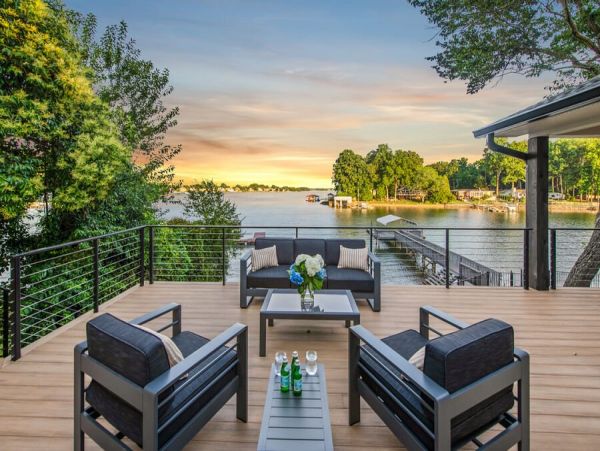 Luxurious Lakefront Vacation Home With Pool & Boat Dock