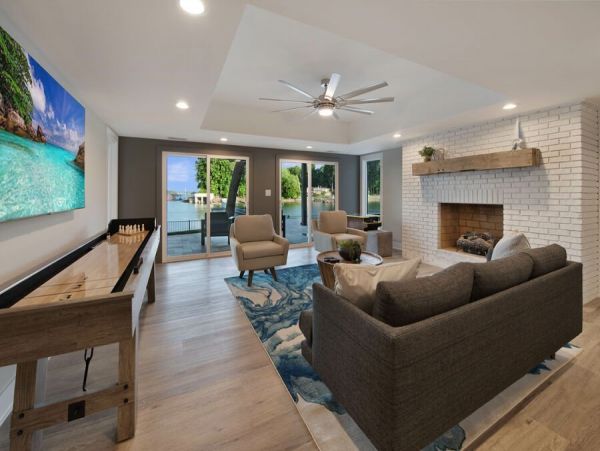 Luxurious Lakefront Vacation Home With Pool & Boat Dock