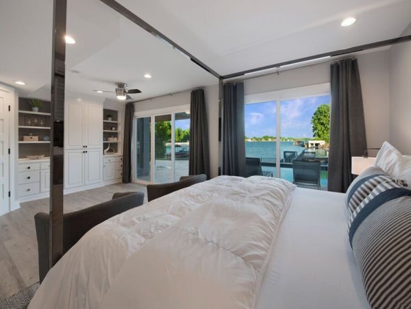 Luxurious Lakefront Vacation Home With Pool & Boat Dock
