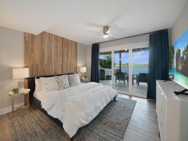 Luxurious Lakefront Vacation Home With Pool & Boat Dock
