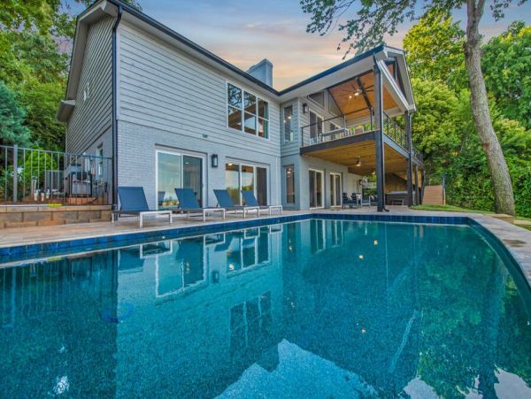Luxurious Lakefront Vacation Home With Pool & Boat Dock