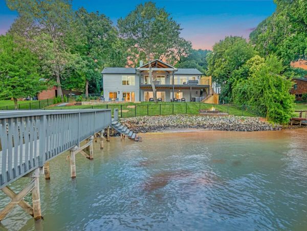 Luxurious Lakefront Vacation Home With Pool & Boat Dock